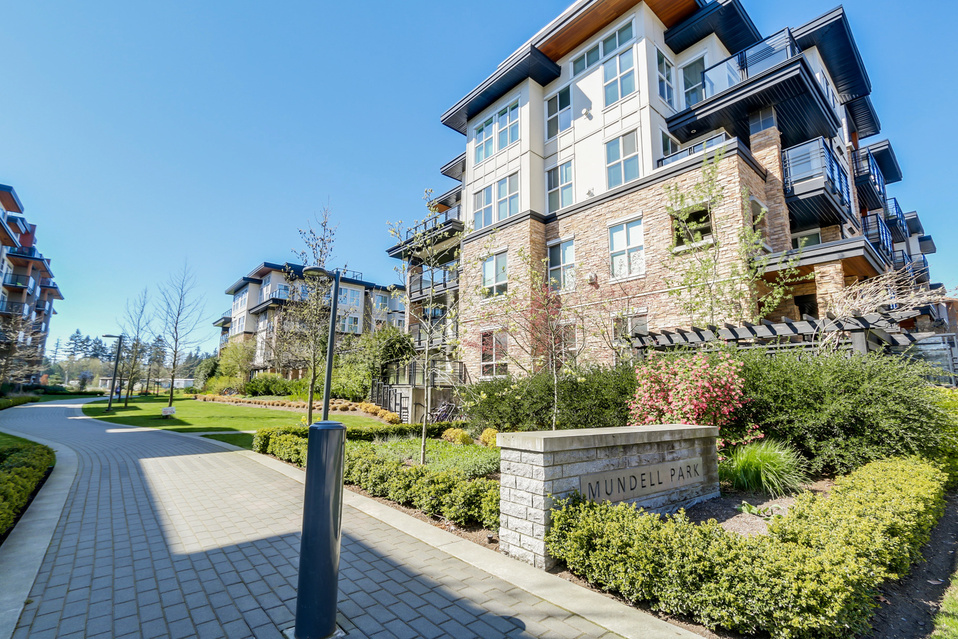 UBC Westbrook Village Spacious 3 bdrm Suite at garden level