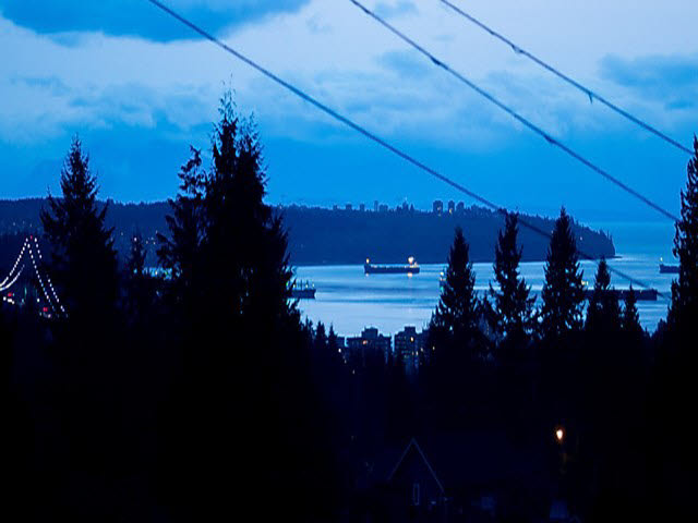 North Vancouver 4br 1den 5ba bright south facing w/ Ocean&City Views!