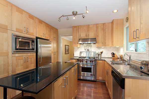 WEST VANCOUVER BEAUTIFUL FAMILY WITH SPACIOUS SPLIT LEVEL DESIGN