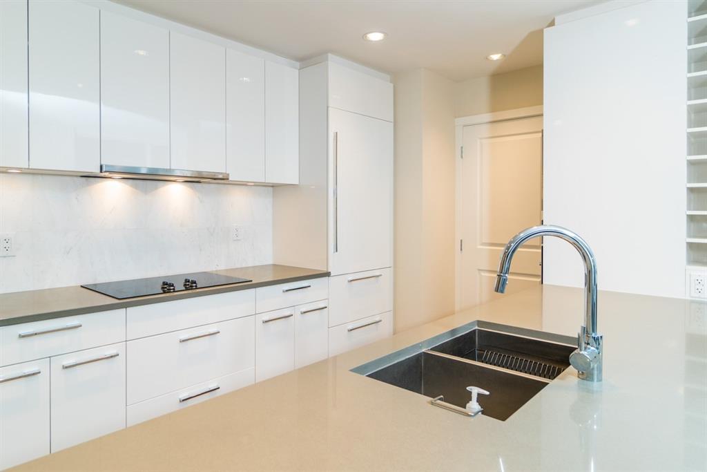 Luxurious condo in Vancouver West with 3br+3ba for sale