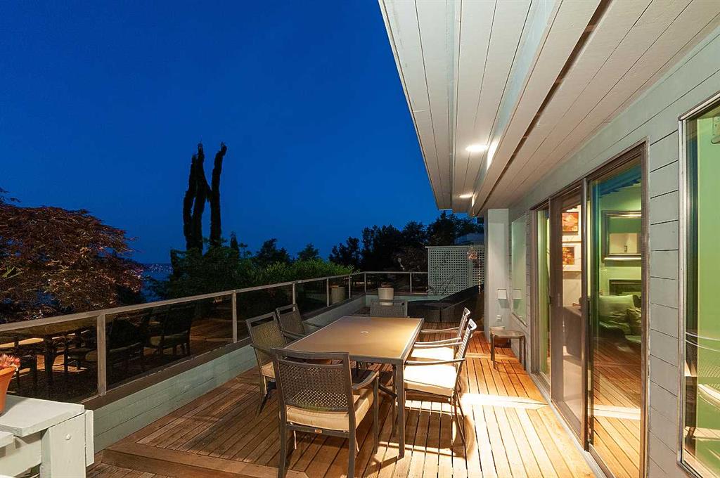 Stunning contemporary 4br 4ba Home with spectacular city with ocean view in West Vancouver