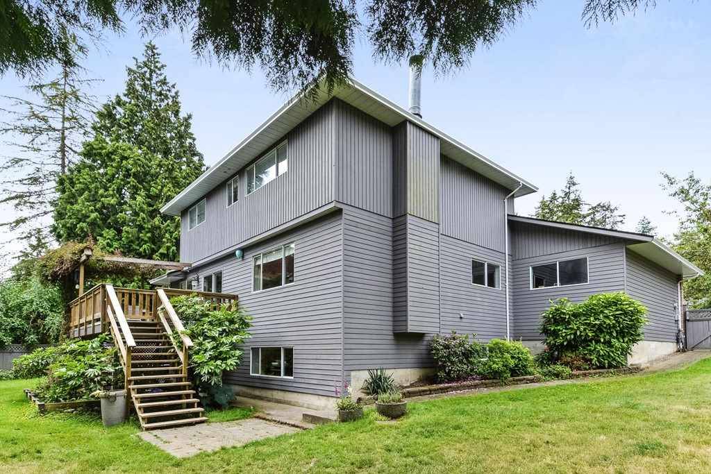 Neary Crescent Park in South Surrey with 5br 4ba modern house for Rent