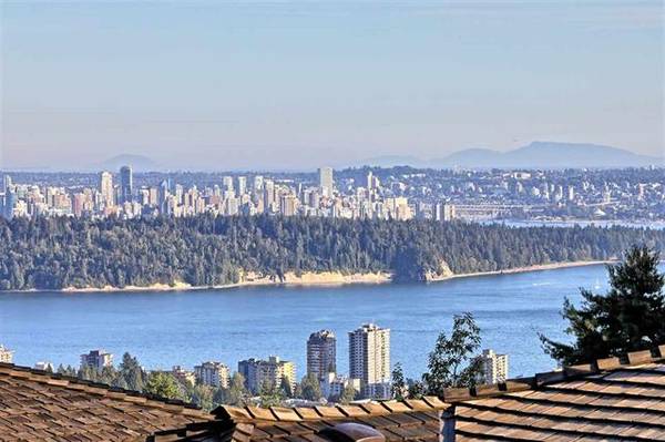 Located in West Vancouver Rarely Available 2br 3ba Townhouse for Rent