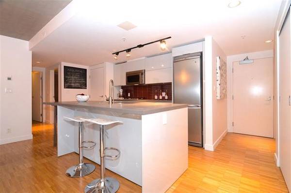Located in Gastown, Gorgeous 2br 2ba Unit with Contemporary Design