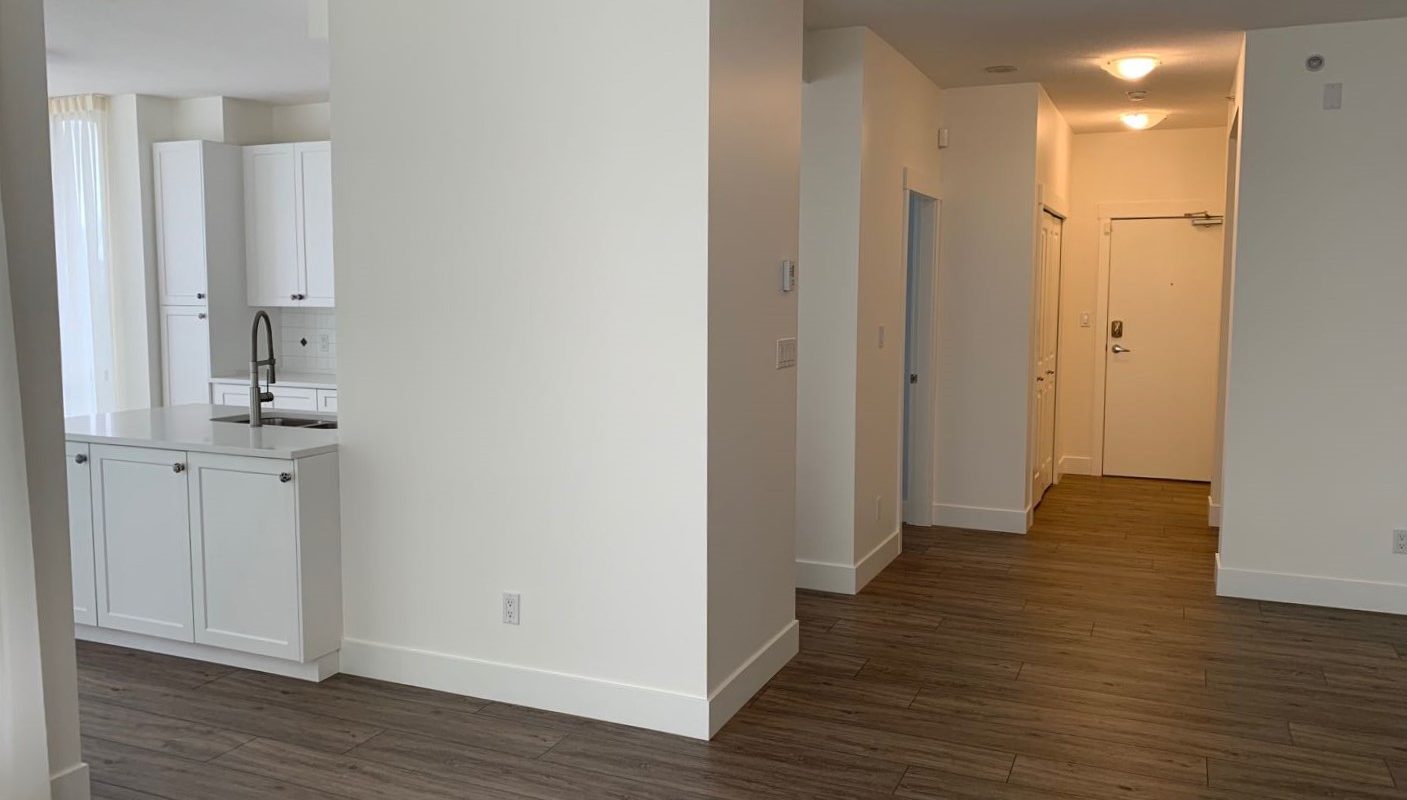 White Rock Beautifully Renovated 2br + den, South-East Facing Condo!