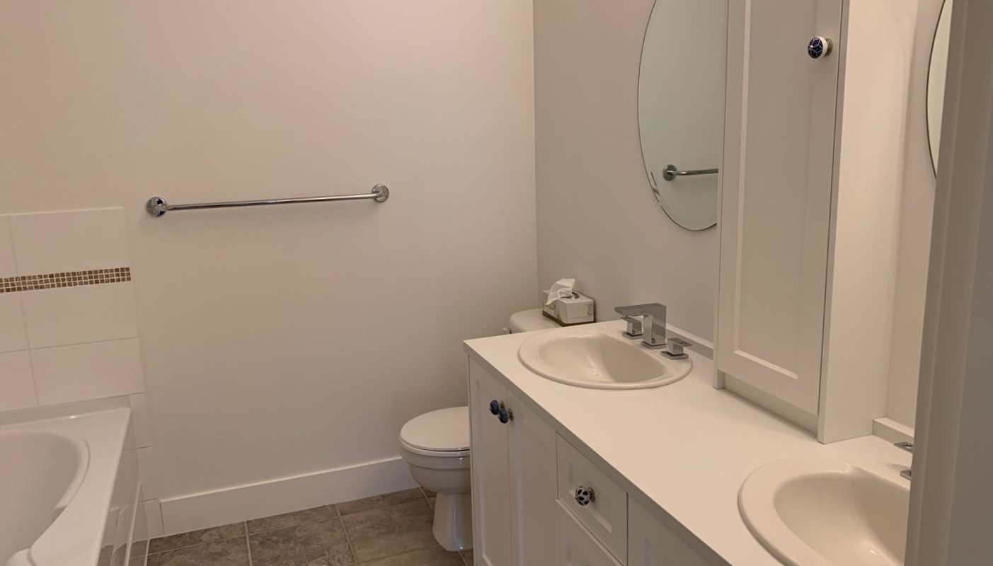 White Rock Beautifully Renovated 2br + den, South-East Facing Condo!