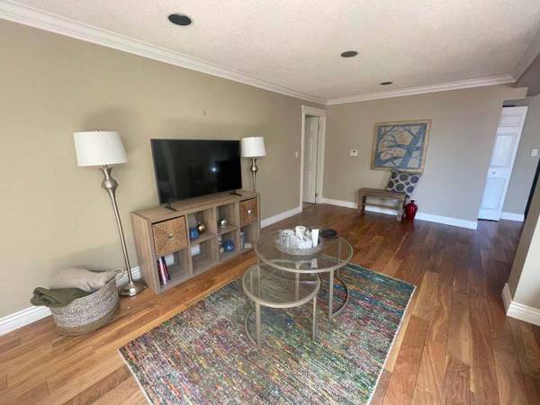 Magnificent Well Maintained Ground Level Suite!
