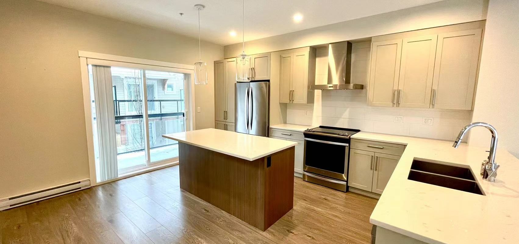 Langley Willoughby Heights gorgeous 4br 4ba New townhouse for rent!