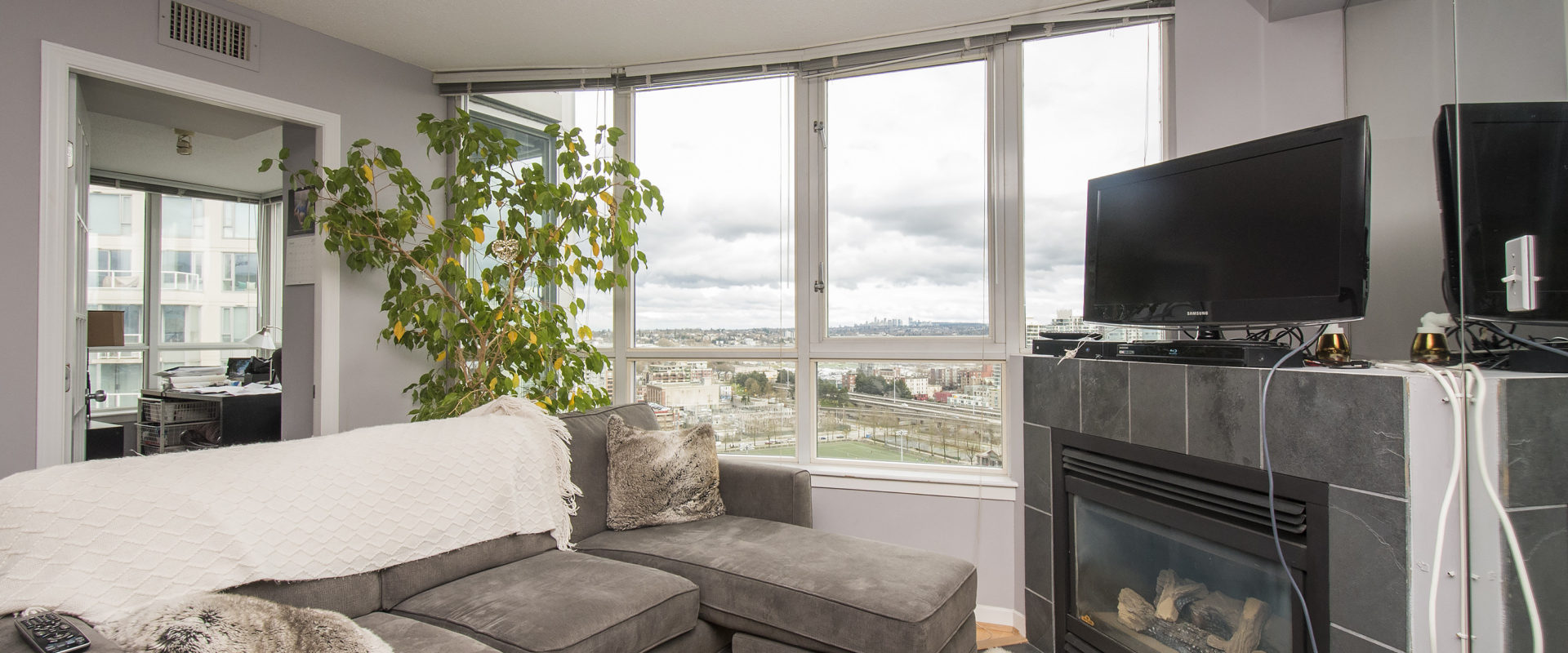Vancouver 22nd Floor fabulous Water Mountain City view Condo! Don’t miss out!