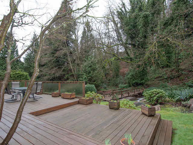 Fantastic 4 bdrm with large deck Family House (West Vancouver)