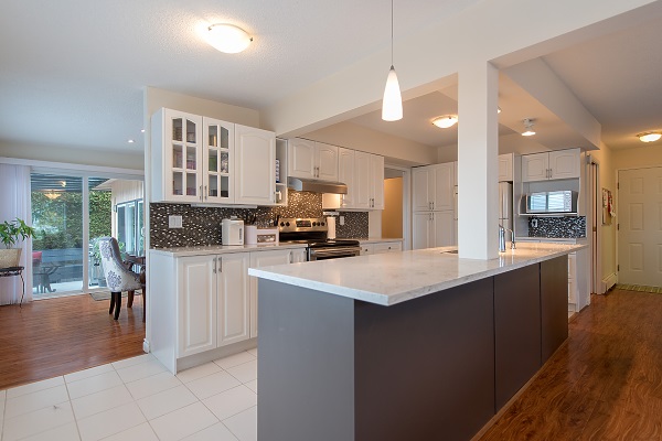 WEST VANCOUVER COZY 4BR FAMILY HOME