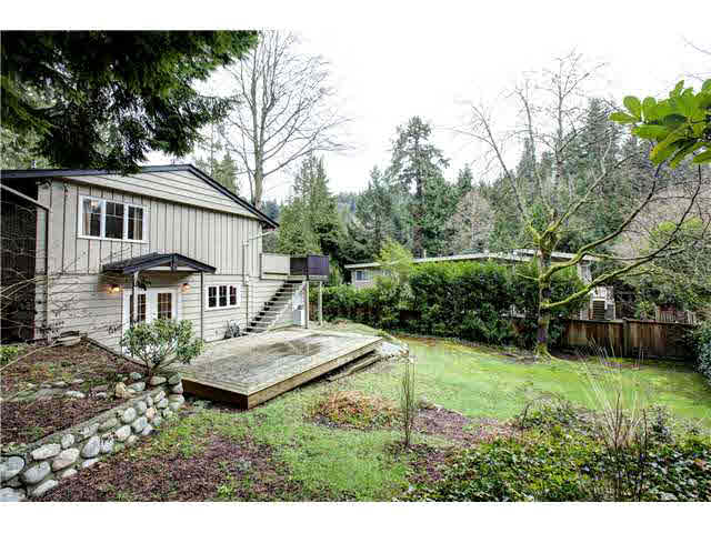 West Vancouver Bright Unfurnished Home with huge lot area for rent!