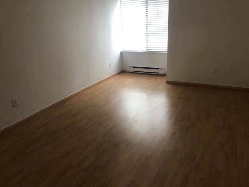 Located in the center of richmond with 2br 1ba 1den Condo for rent