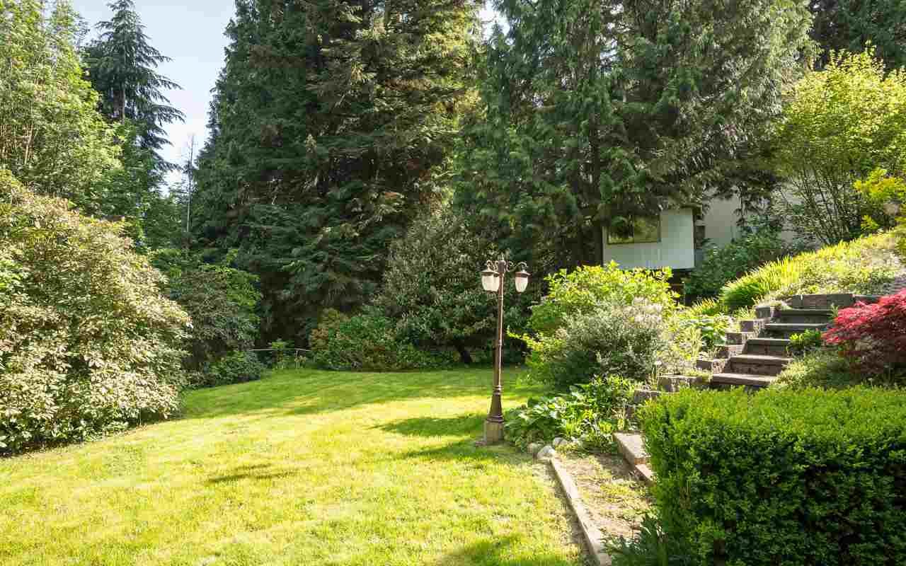 Located on a Quiet Street in West Van, 5br 4ba Well Maintained House