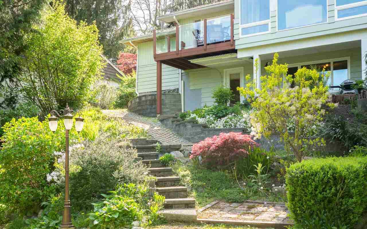 Located on a Quiet Street in West Van, 5br 4ba Well Maintained House
